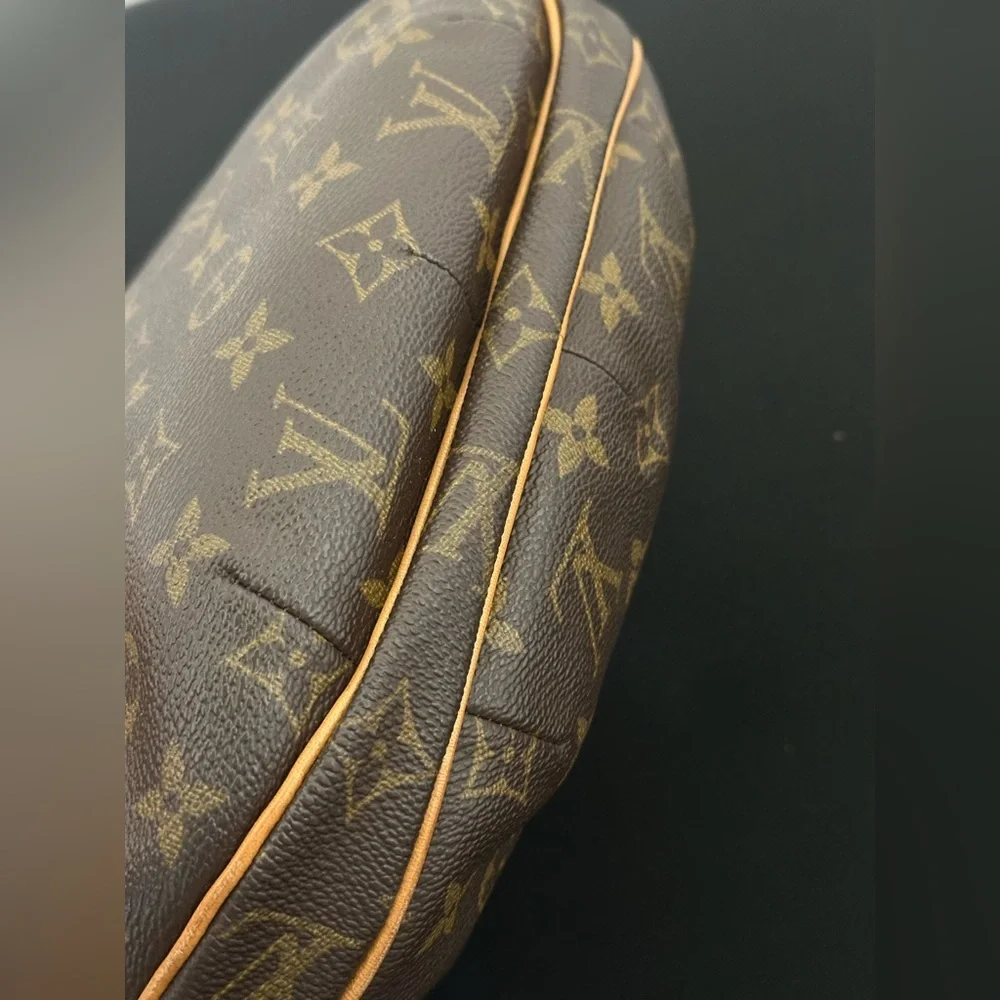 Louis Vuitton elegant shoulder